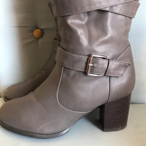 Journee Collection, gray faux leather, rounded toe, zip up heeled boots size 8 - Picture 2 of 12